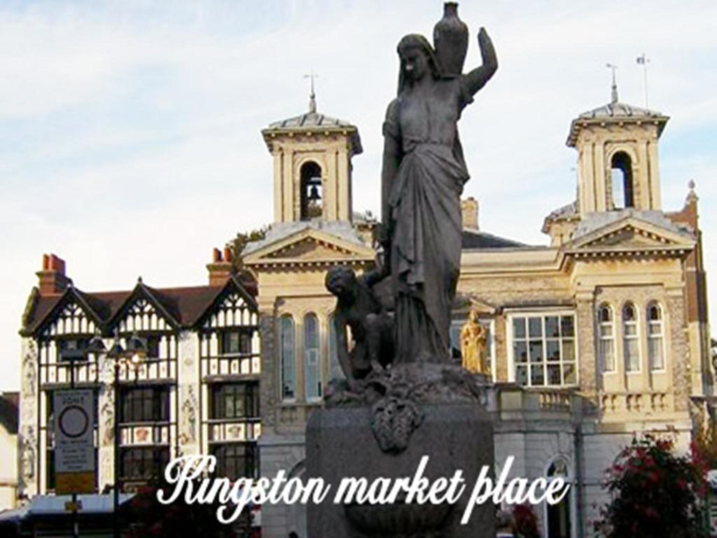 Broadway Lodge Bed And Breakfast Surbiton Екстер'єр фото
