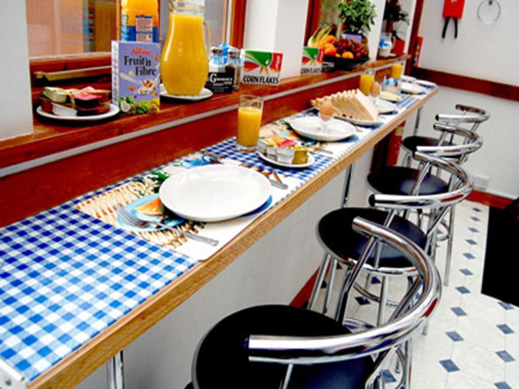 Broadway Lodge Bed And Breakfast Surbiton Екстер'єр фото